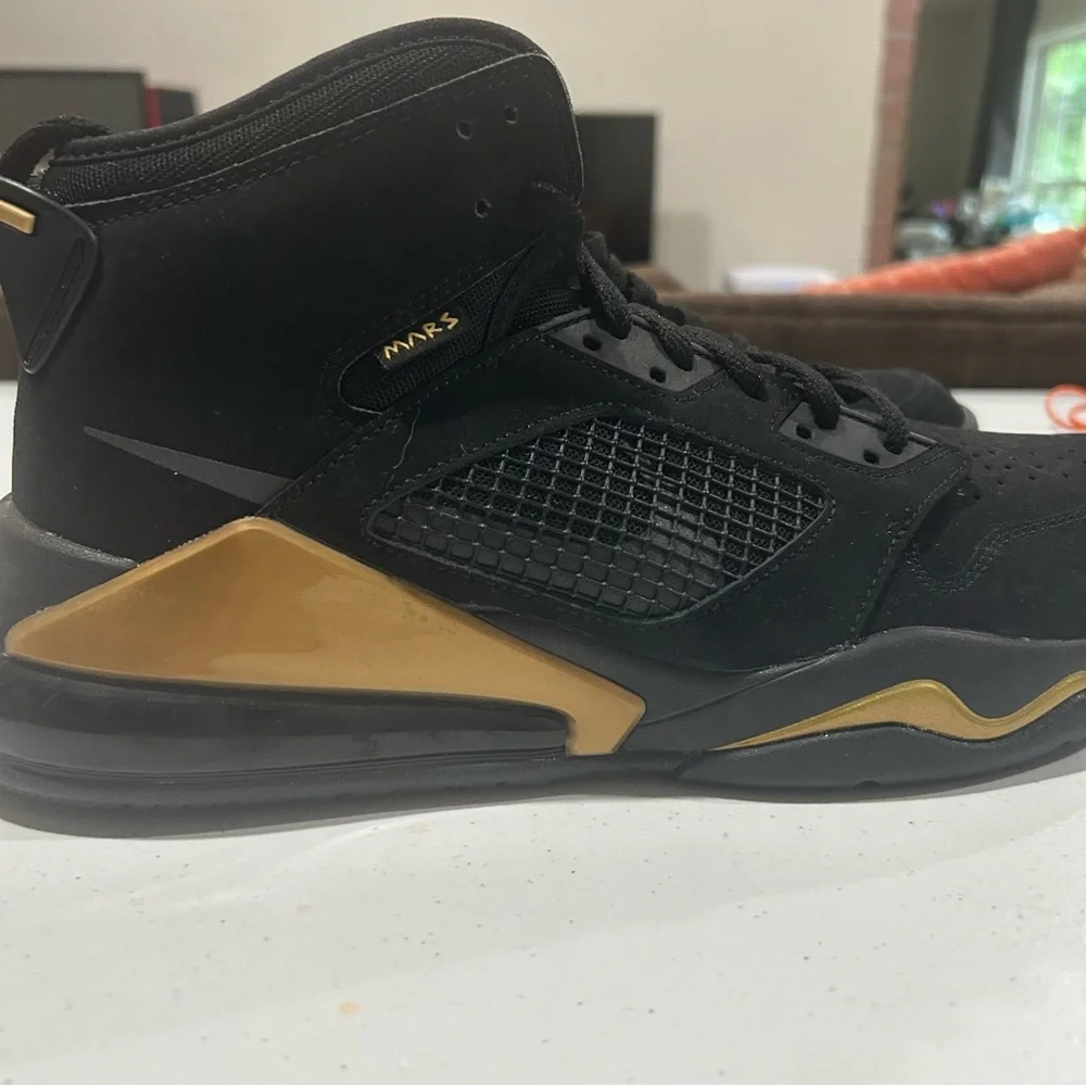 New Men’s Jordan Mars 270 Black & Gold Size 11